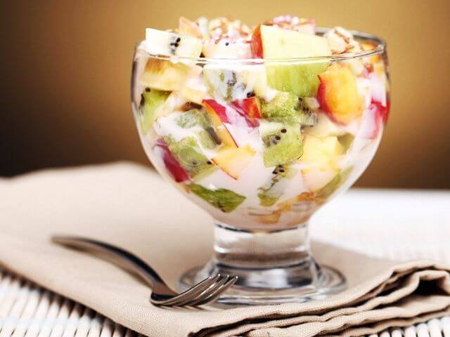 Салат-коктейль из фруктов с йогуртом