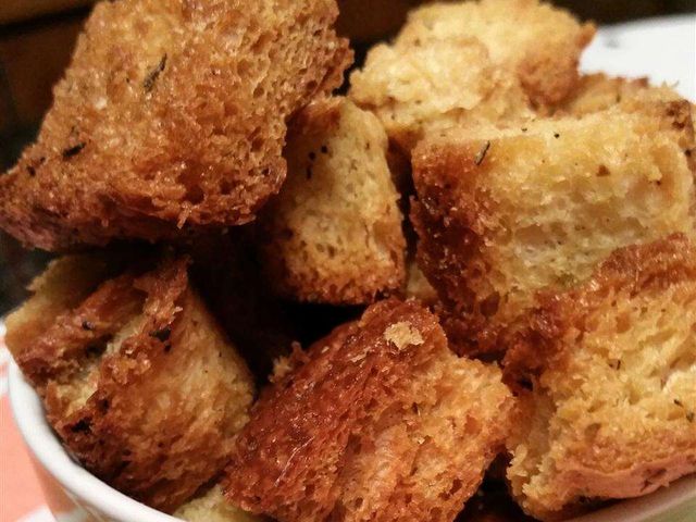 Гренки из старой гамбургерной булочки