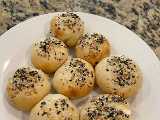 Шарики из рогалика с начинкой из сливочного сыра
