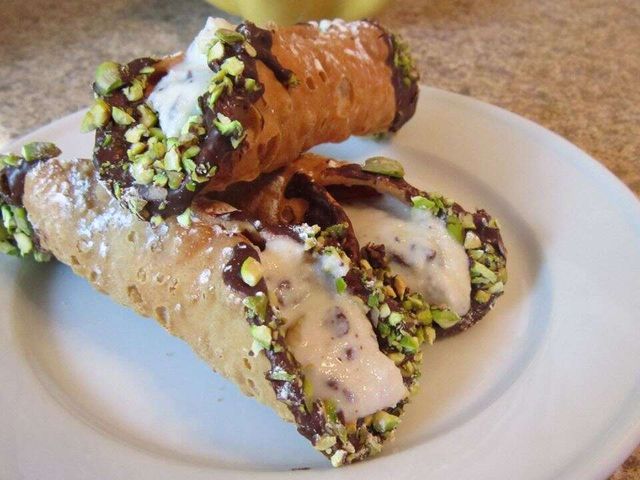 Канноли с шоколадной стружкой