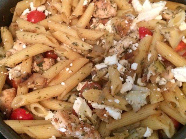 Греческие пенне с курицей