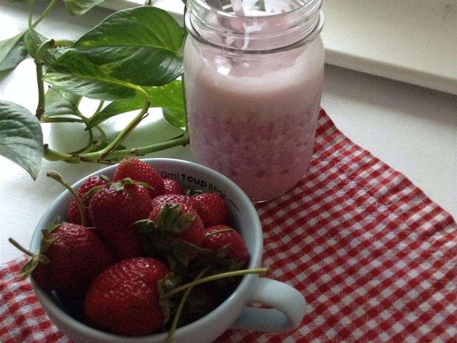 Вкусный полезный клубничный коктейль