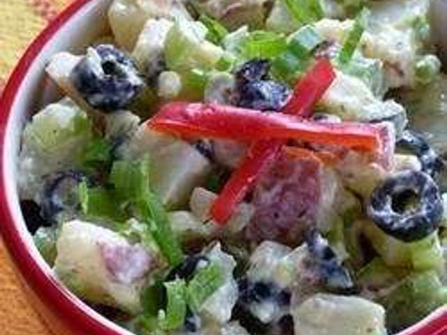 Картофельный салат со спелыми оливками