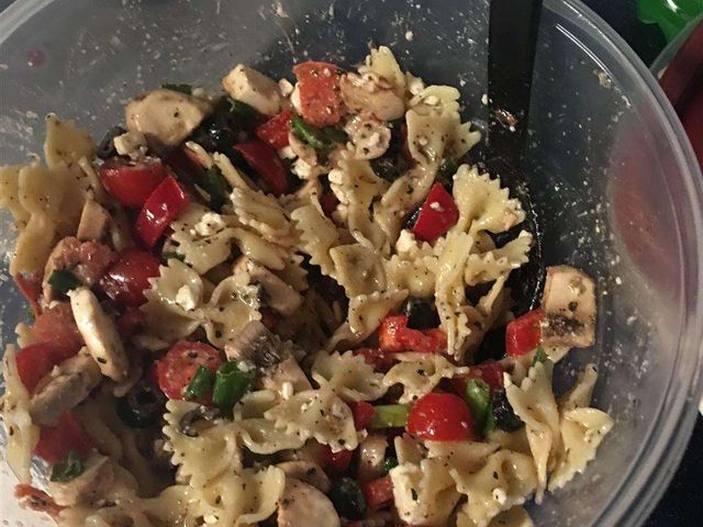 Греческий салат из макарон