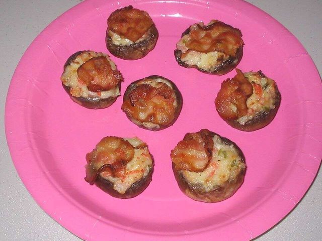 Грибы, фаршированные морепродуктами