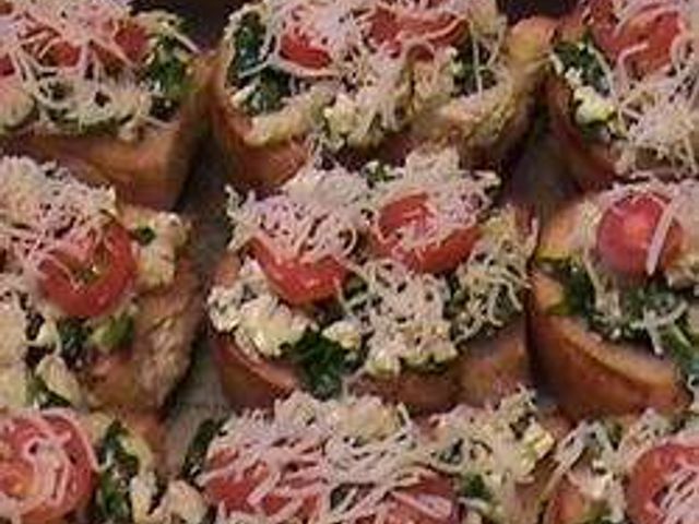 Брускетта с курицей и вялеными помидорами