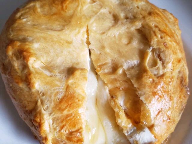 Закуска с сыром бри